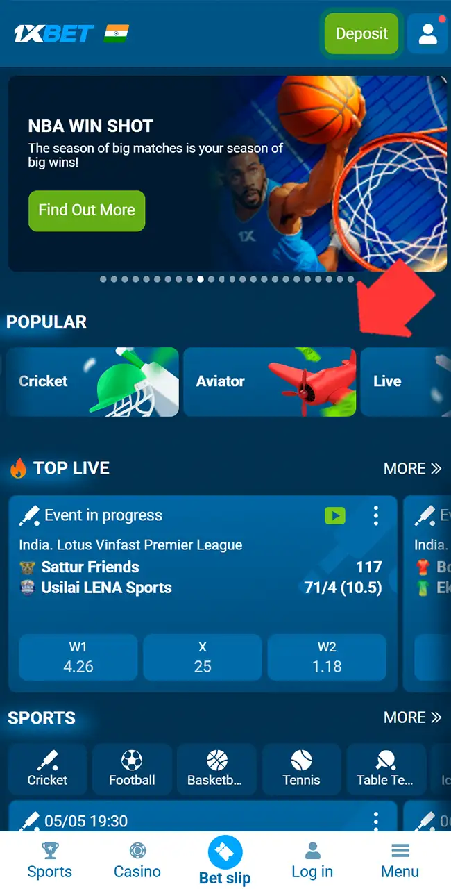 Página de inicio de 1xBet en un móvil, con una flecha que señala el mosaico de Aviator en la fila Popular