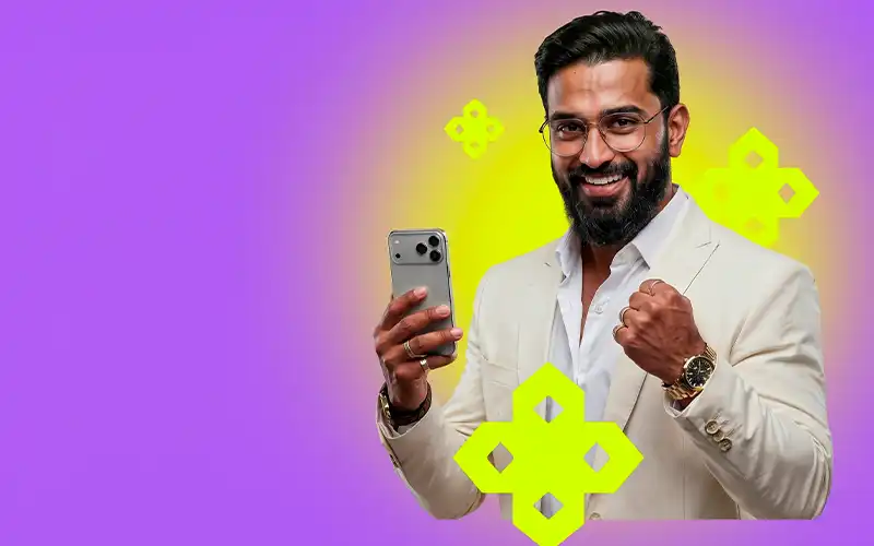 Homme en costume clair tenant un smartphone et serrant le poing