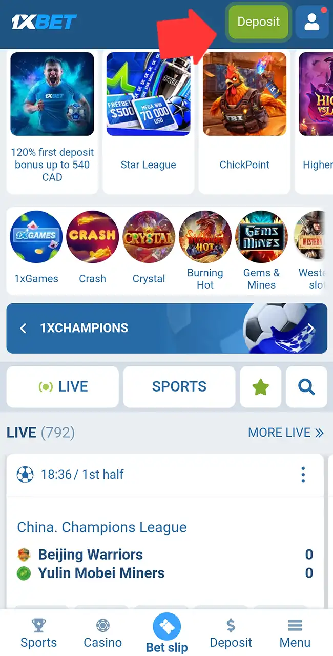 Página de inicio móvil de 1xBet con una flecha que señala el botón verde Deposit en la barra superior