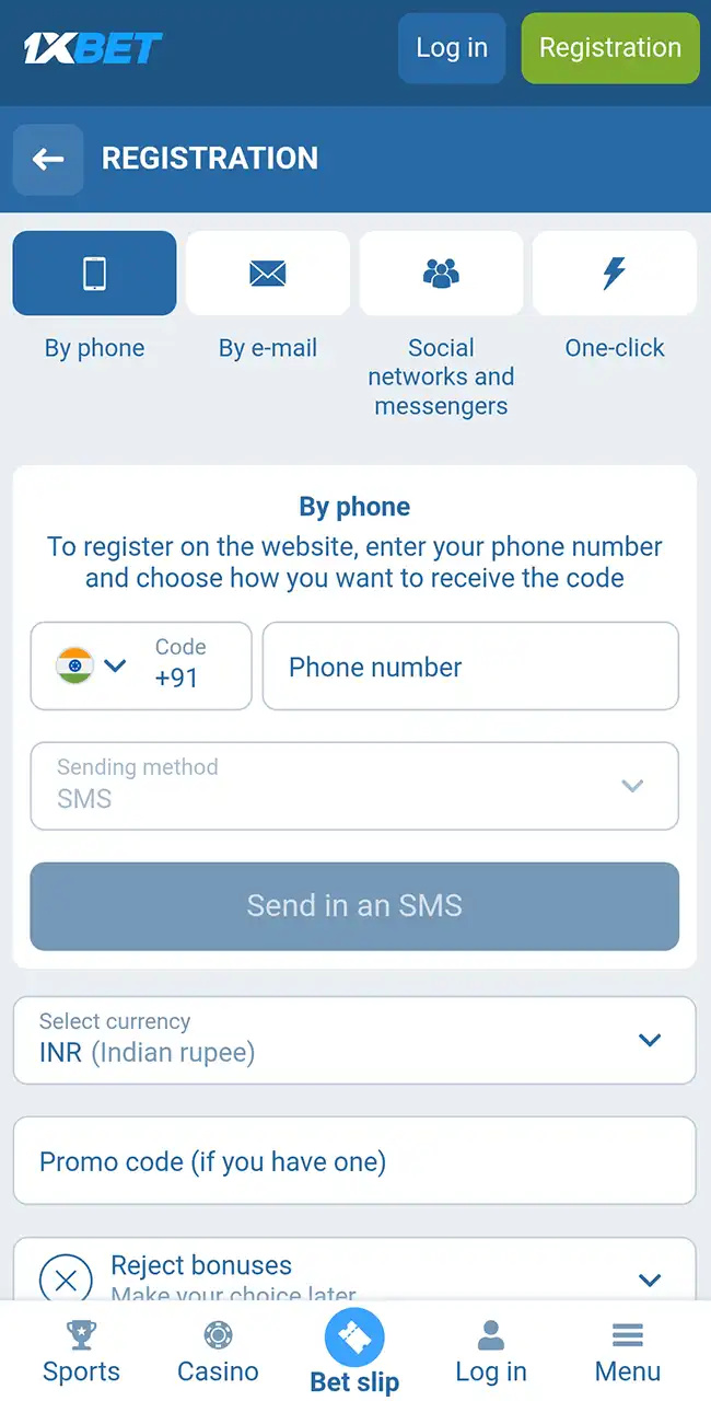 Formulario de registro de 1xBet en un móvil con la pestaña By phone abierta, un selector de moneda, un campo de código promocional y la opción Reject bonuses