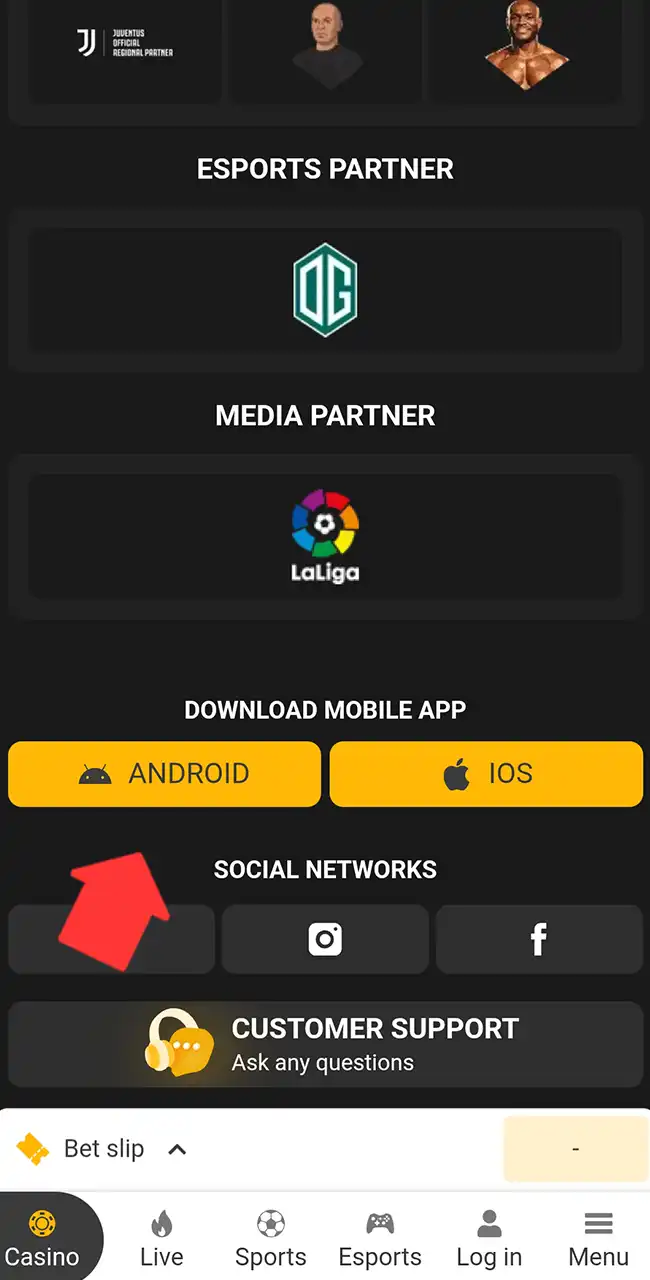 Pie del sitio móvil de Melbet con los botones Android e iOS bajo Download Mobile App