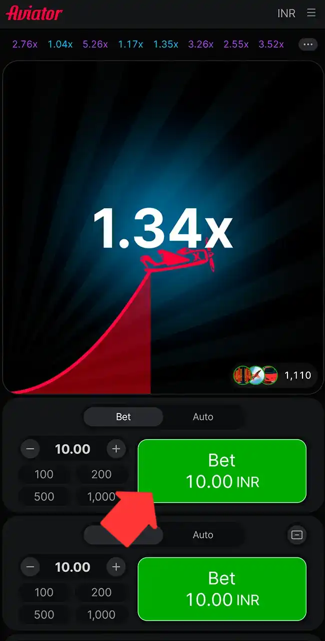 Ronda de Aviator a 1.34x con apuestas introducidas y una flecha que señala el botón Bet